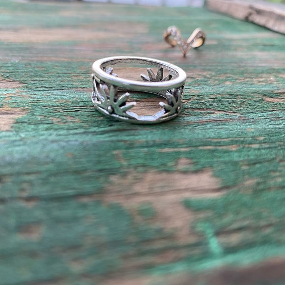 FLORAL PATTERN RING - Picture 2 of 2